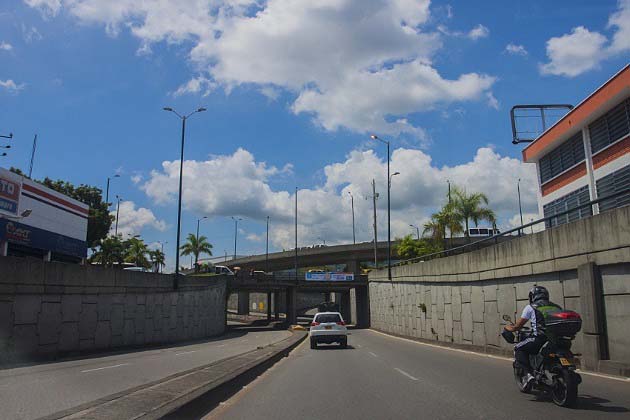 Foto: 2 / Puente elevado del Maizaro entre C.C Unicentro y Alkosto