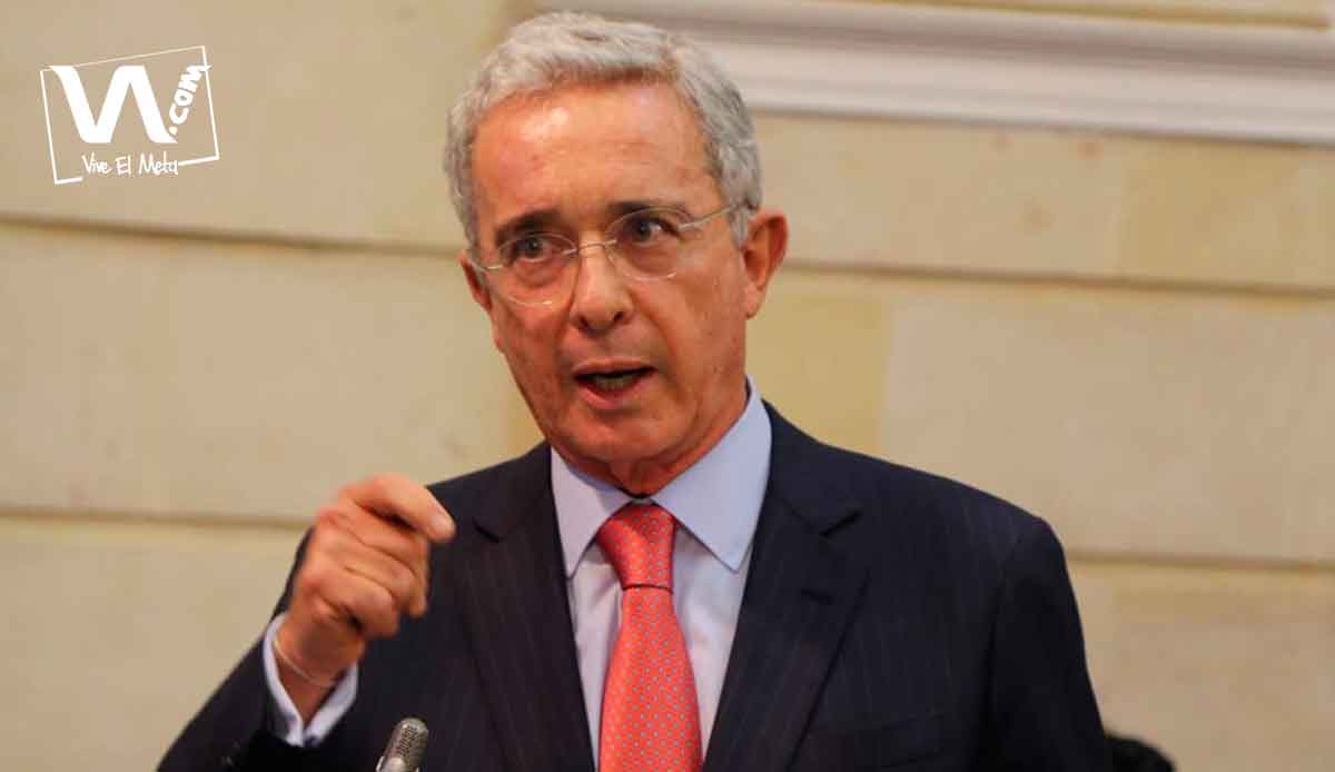 Alvaro- Uribe-suspendido