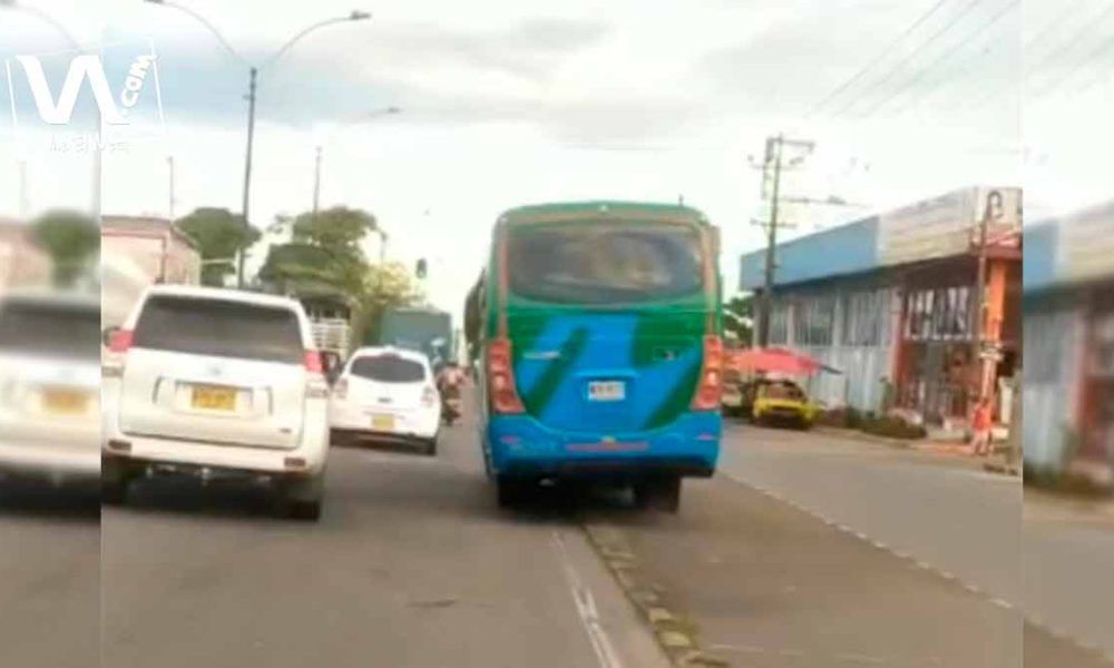 Despiden conductor de bus por maniobrar peligrosamente en Villavicencio