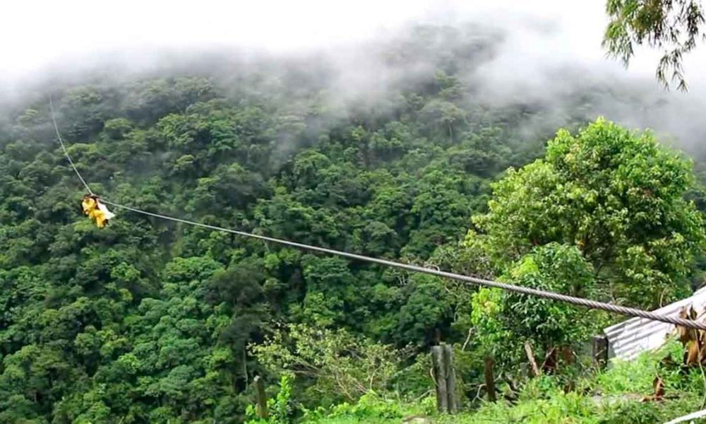 Colgando de una polea, así se llega a la vereda Los Pinos de Acacías
