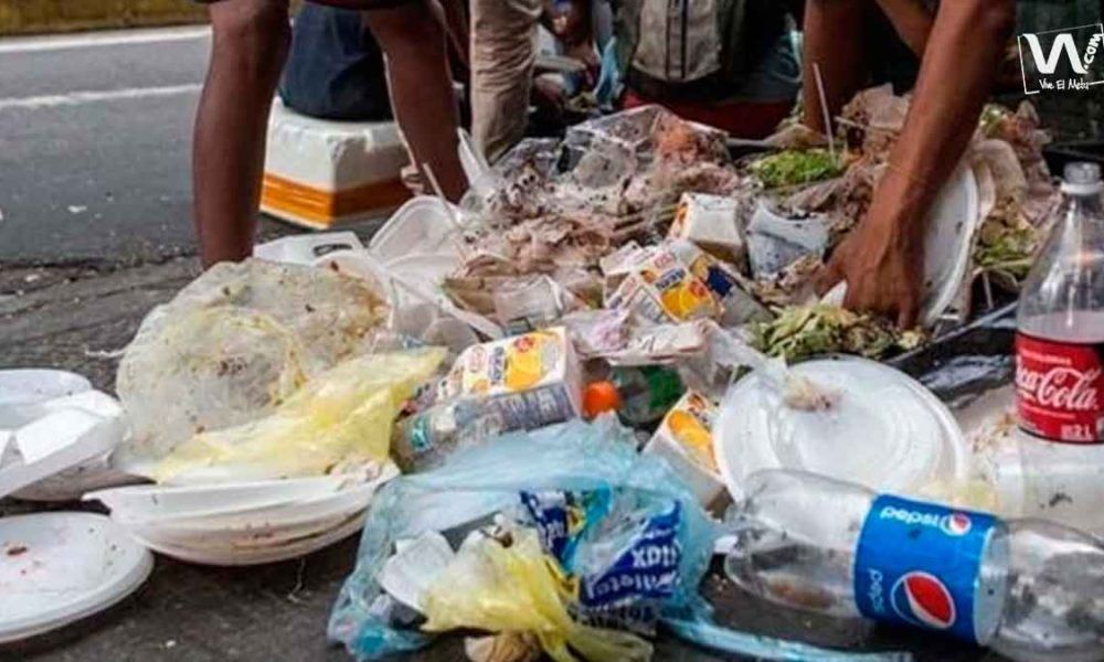 Niños indígenas comen de la basura en Puerto Gaitán