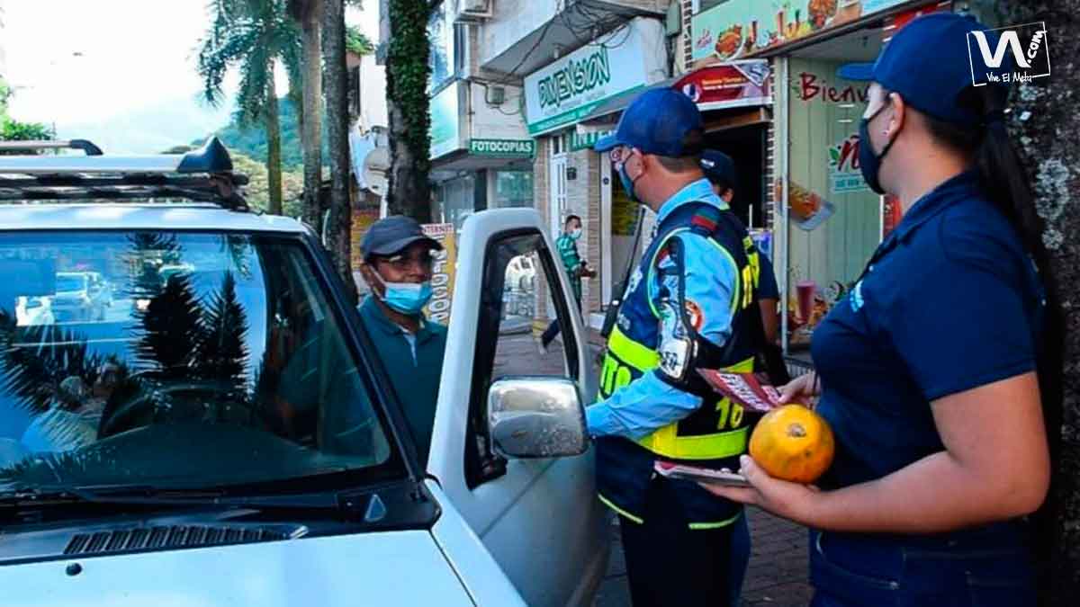 Con-papaya-concientizan-a-conductores-infractores-en-Villavicencio-4223