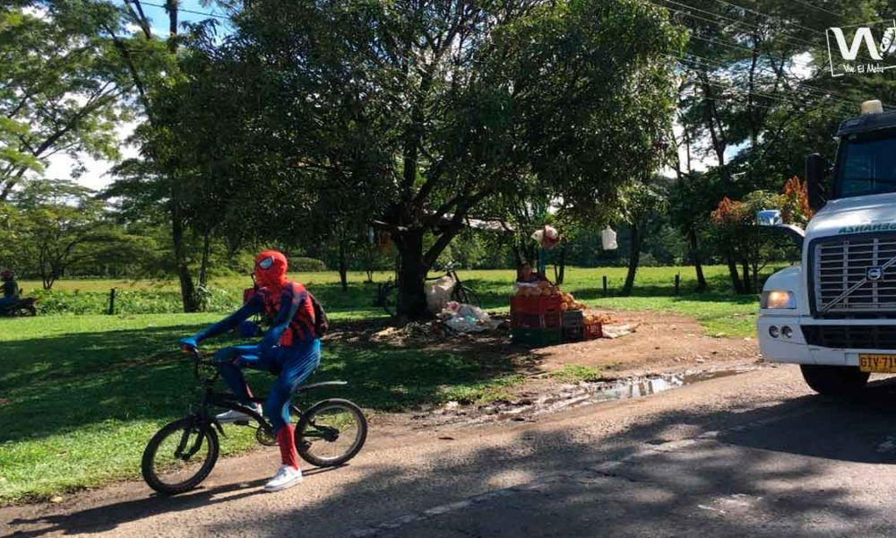 Emprendedor llanero se viste de SpiderMan para vender sus productos