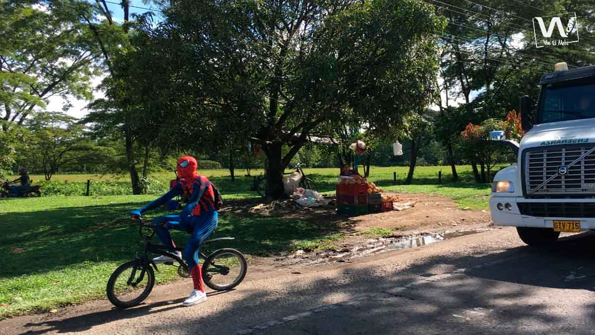 Emprendedor-llanero-se-viste-de-SpiderMan-para-vender-sus-productos-4241