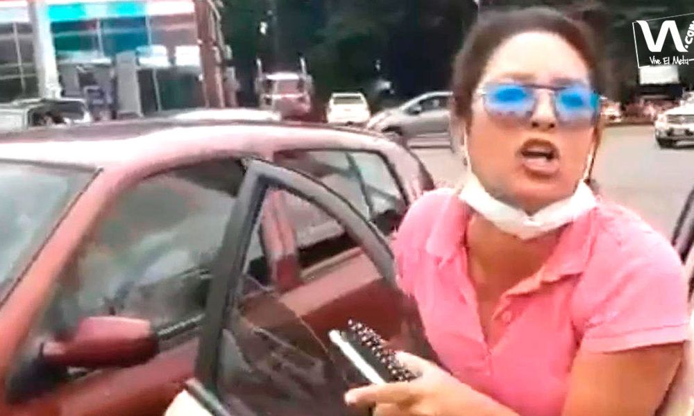 Mujer se enfrentó a manifestantes que bloquean la vía en Llano Lindo