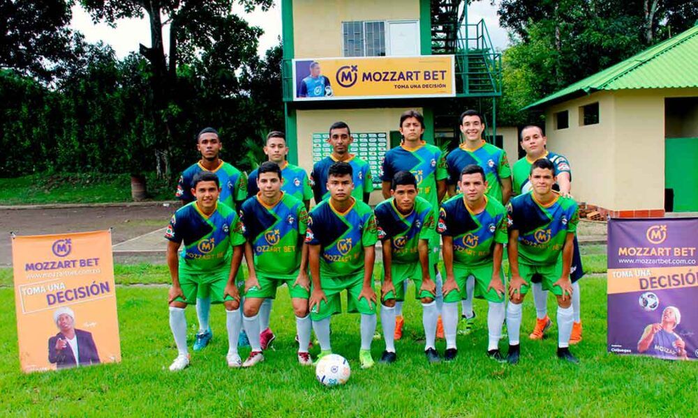 Mozzart Bet donó nuevos uniformes a la escuela de fútbol de El Viejo Patiño