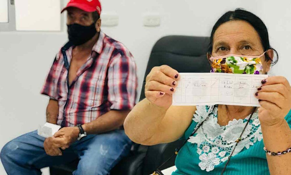 Personas con esquema de vacunación anticovid no tienen pico y cédula