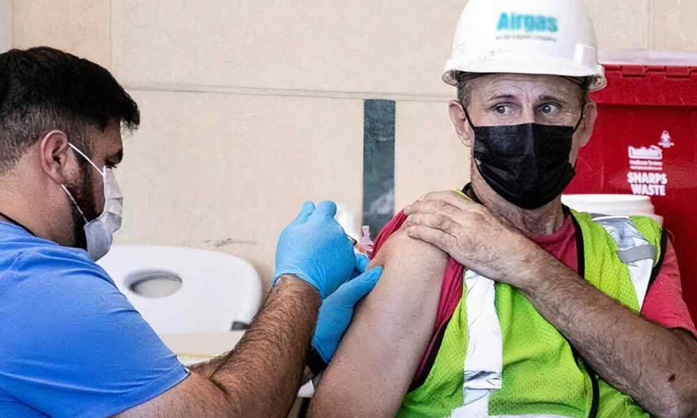 Trabajadores tienen derecho a un día de permiso para vacunarse