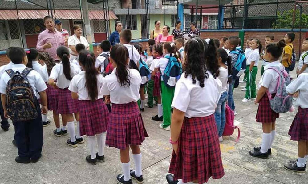 «Nadie les escrituró los colegios»: Harman sobre rectores trasladados
