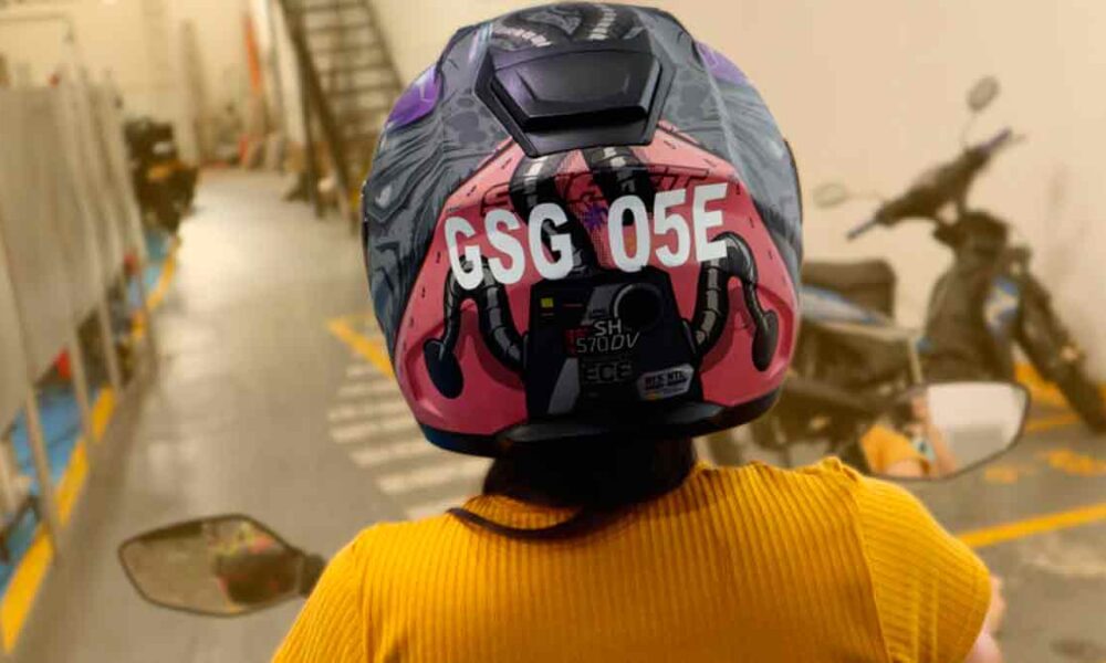 Llevar la placa de la moto en el casco ya no es obligatorio