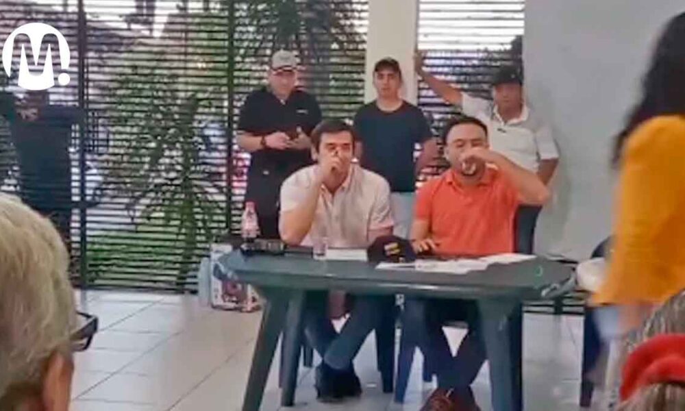 Para probar que sí es potable, Harman tomó agua de la llave en la Comuna 8