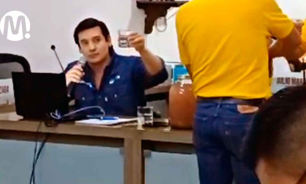 Gerente de la EAAV volvió a tomar agua de la llave, ahora en el Concejo