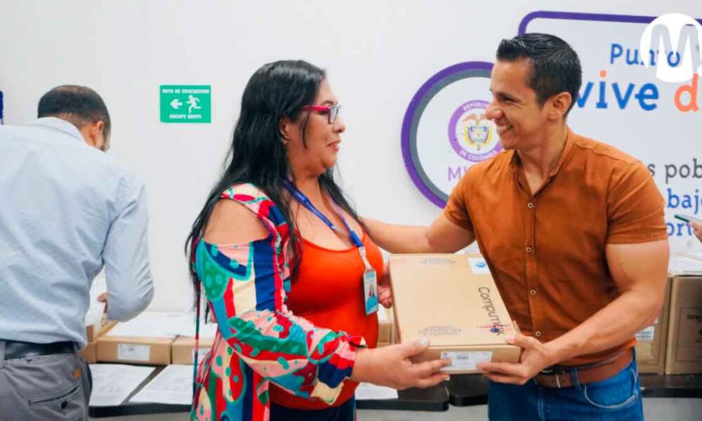 Alcaldía sigue entregando computadores a instituciones educativas de Villavicencio