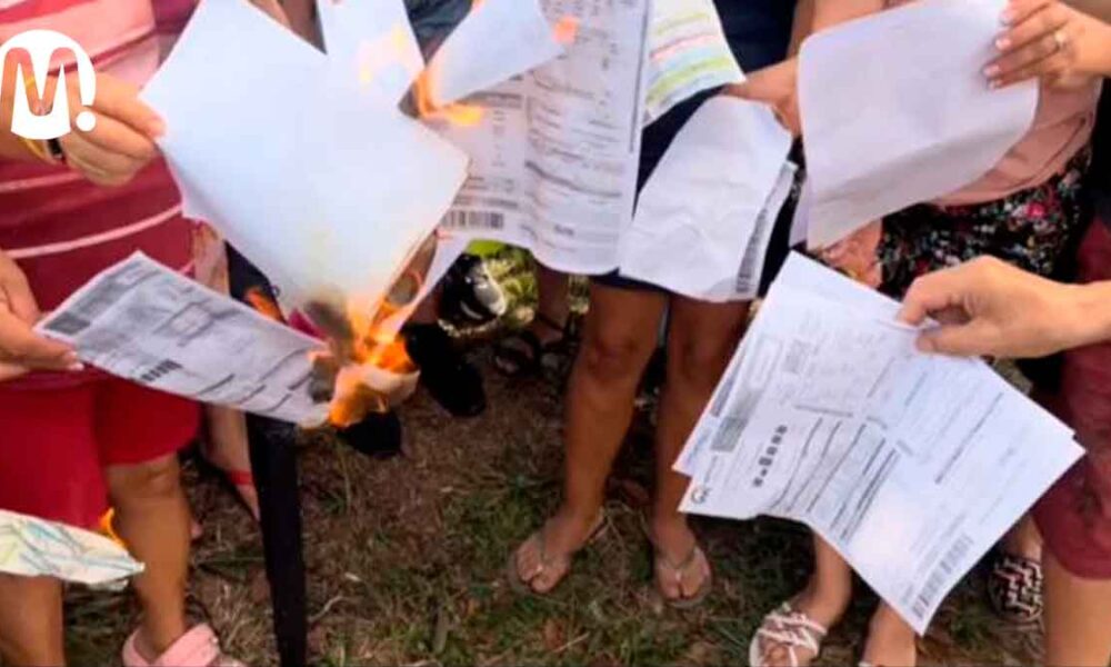 Usuarios de la EMSA queman recibos en protesta por altos cobros