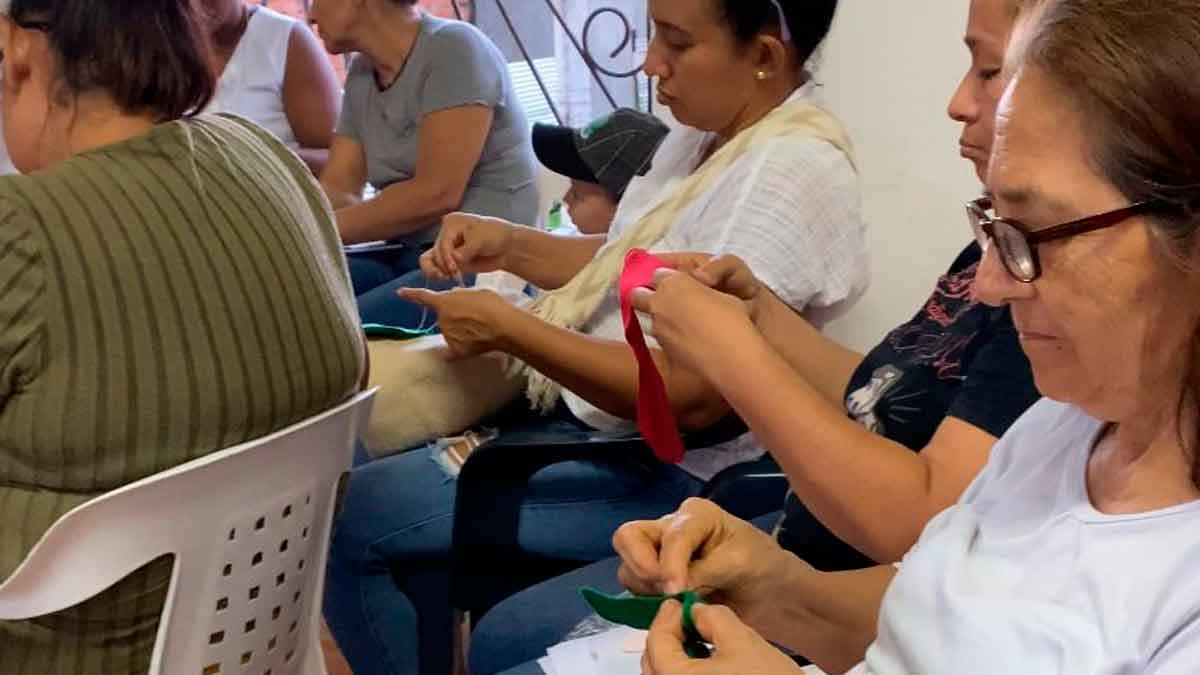 En Villavicencio, más de mil personas aprenden a generar ingresos con adornos navideños