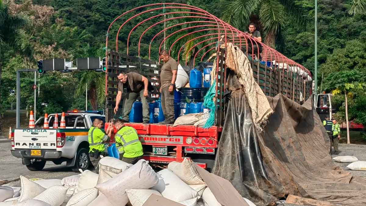 Incautan 6.880 galones de insumos para narcotráfico en la vía Granada-Villavicencio