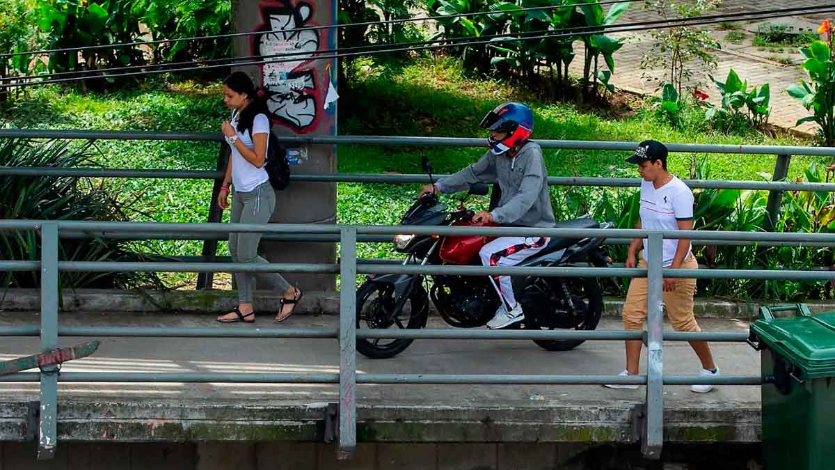 Instalarán cámaras para sancionar a motociclistas que invadan puentes peatonales