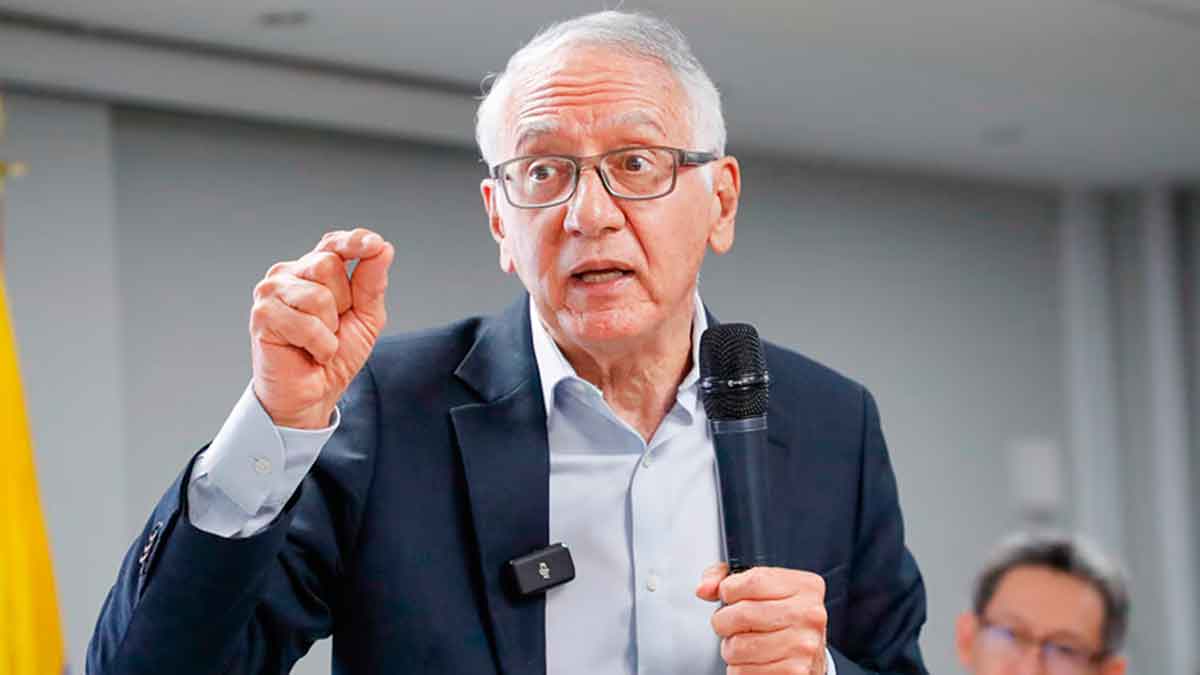 No tomemos cerveza ni usemos bancos Aval: ministro de Petro ataca grupos económicos