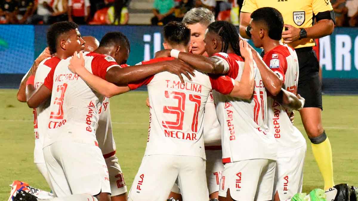 «Lanzaron una botella a la ventana»: Santa Fe sufrió ataque de hinchas en Villavicencio