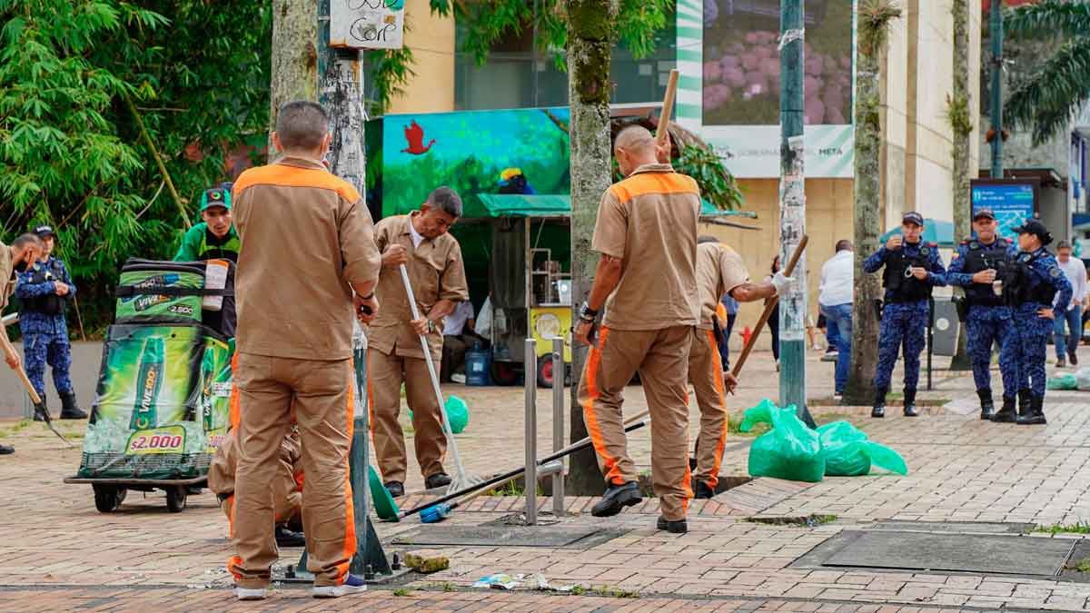 ¡Buena esa! Privados de la libertad ayudan a recuperar el parque central de Villavicencio