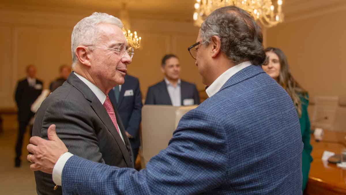 Uribe desafía a Petro a hacerse un examen toxicológico en medio de cruce político