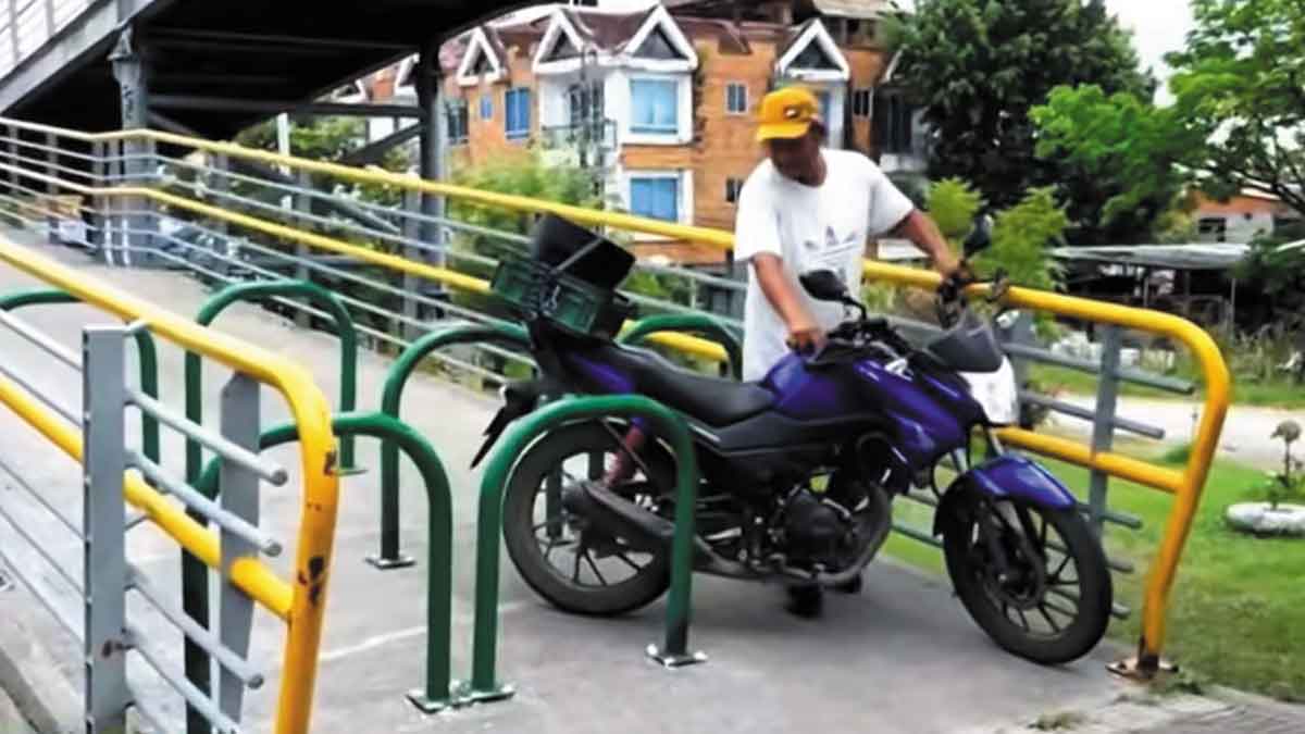 ¡No aprenden! Motociclistas burlan barreras instaladas en puentes peatonales de Villavicencio