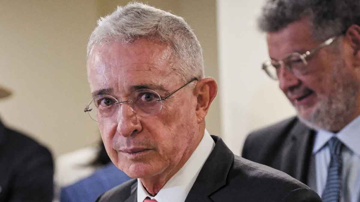 Álvaro Uribe volverá a la política como candidato al Senado en 2026