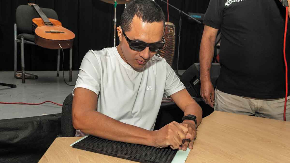 Talleres en braille y tecnología fomentan la independencia de personas invidentes en el Meta