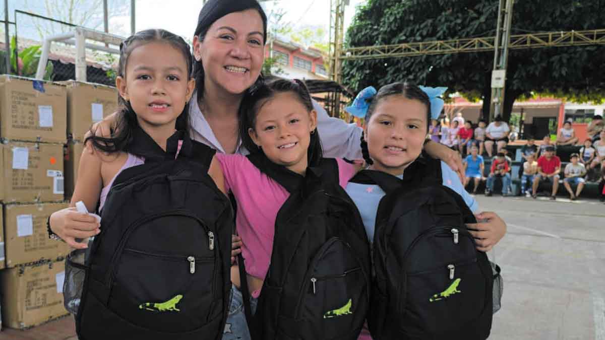 Más de 12.000 niños y maestros del Meta reciben kits escolares donados por Ecopetrol