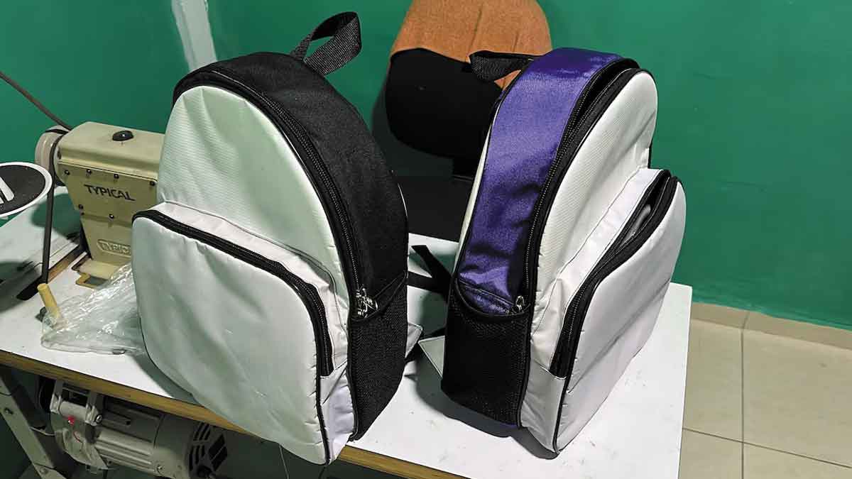 Jóvenes de Villavicencio transforman publicidad política en morrales para niños de escasos recursos