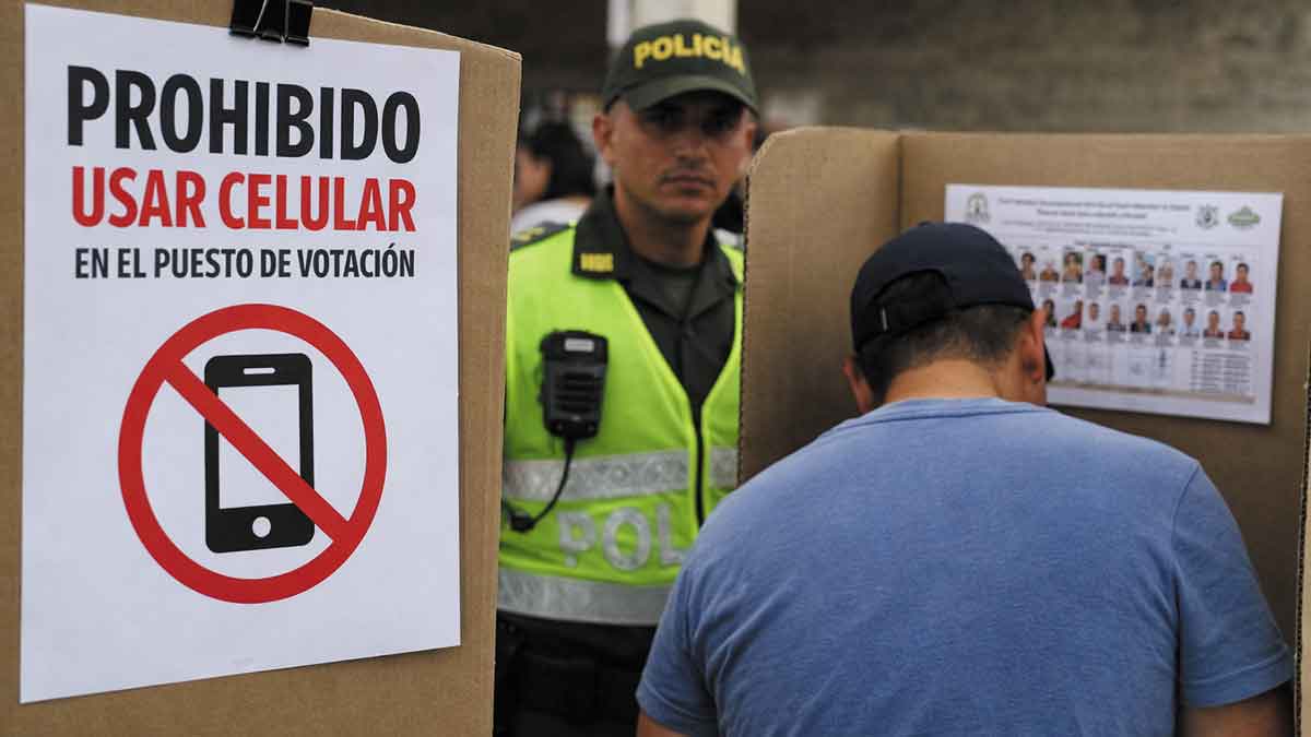 Usar el celular al momento de votar puede acarrear sanciones penales, advierten autoridades del Meta