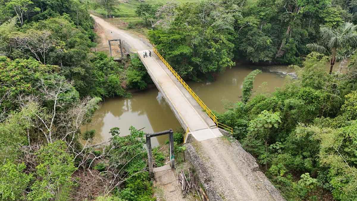 Nuevo puente reemplaza una vieja guaya que por años puso en riesgo a la comunidad de Mesetas, Meta