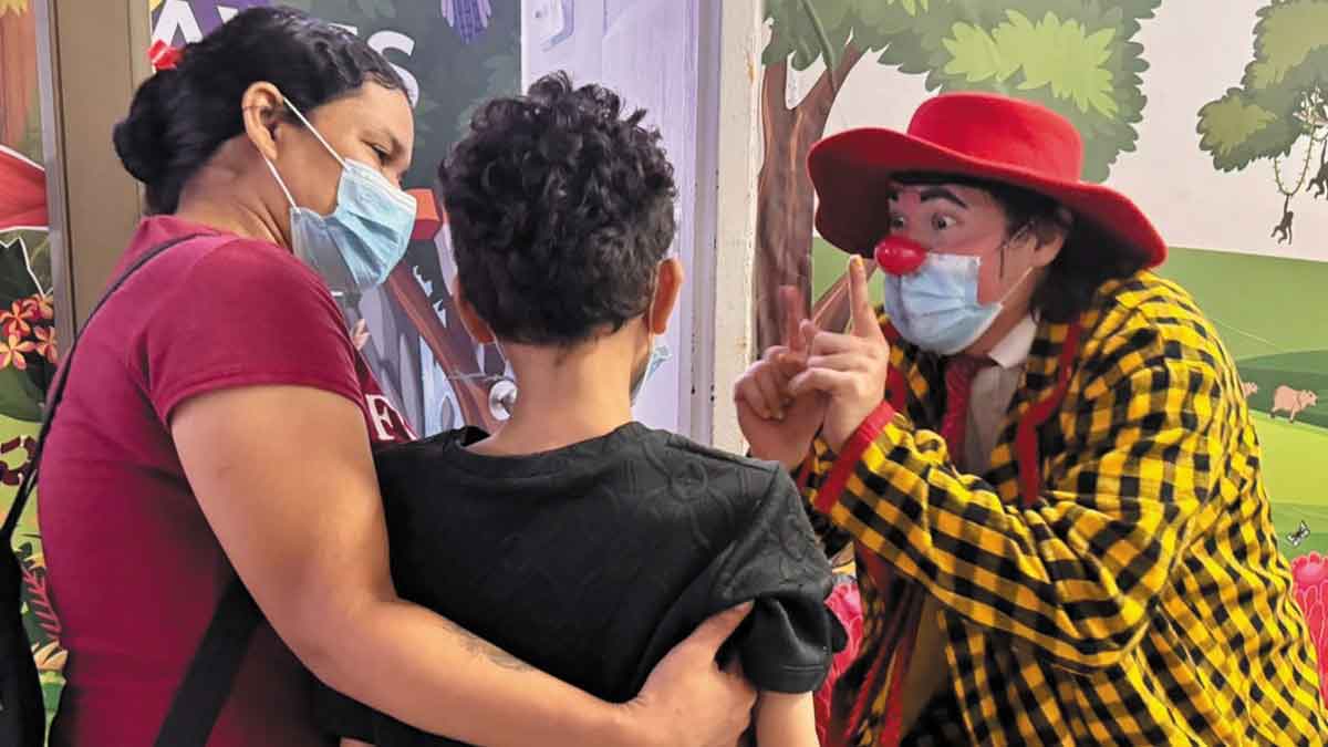 Música, teatro y humor alivian la carga emocional de pacientes en el Hospital de Villavicencio