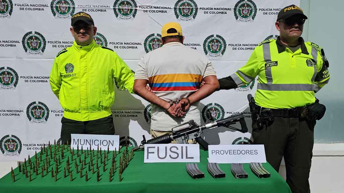 Capturan en Villavicencio a un hombre con un fusil M16 y munición que sería de las disidencias