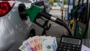 Nueva reforma tributaria del gobierno Petro propone subir el IVA a la gasolina y al diésel hasta el 19 %