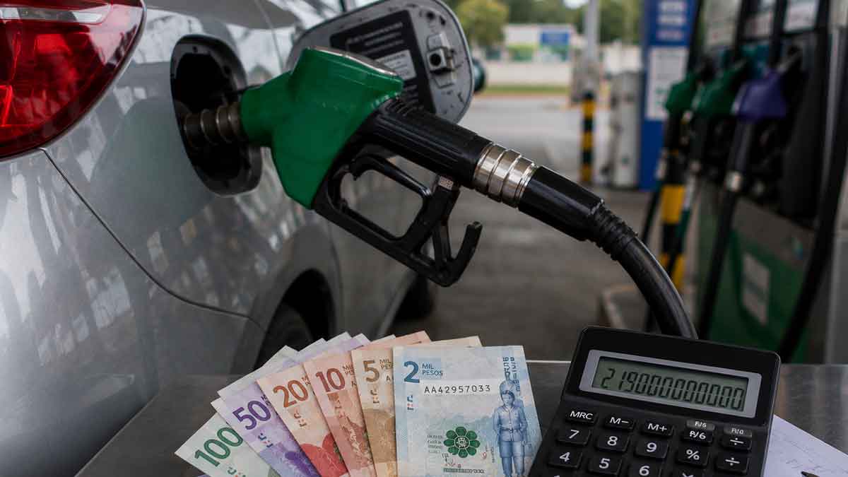 Nueva reforma tributaria del gobierno Petro propone subir el IVA a la gasolina y al diésel hasta el 19 %