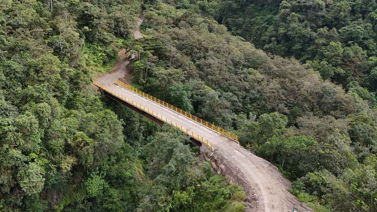 Nuevo puente vehicular pone fin a los peligrosos cruces en canasta sobre la quebrada La Moreno, en el Meta
