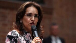 Ministra de Educación acusa al gobierno Petro de impulsar “ideología de género” en colegios