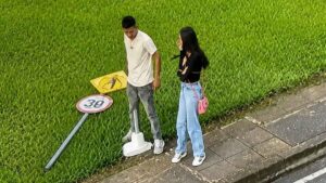 Una multa cercana a dos millones de pesos podría recibir pareja que tumbó señal de tránsito en Villavicencio