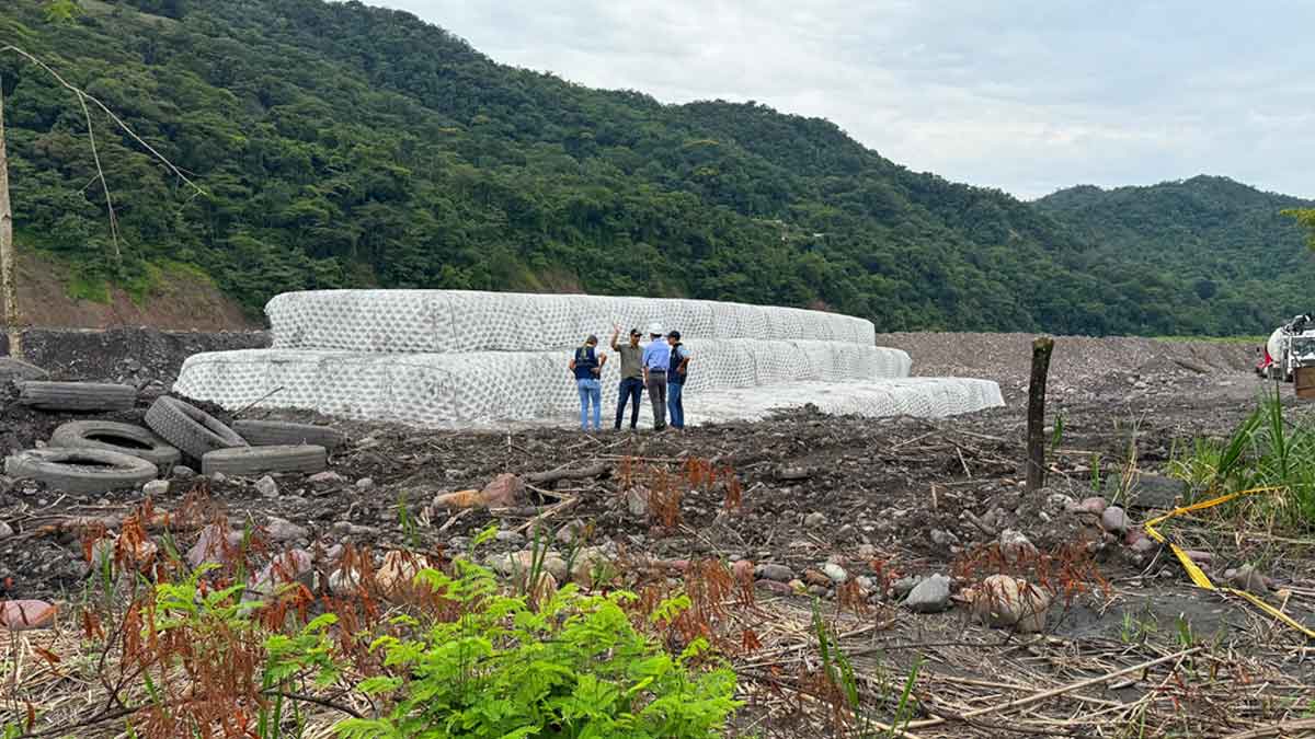Construyen barreras para proteger a 1.200 personas de las crecientes del río Guatiquía, en Villavicencio