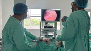 Pacientes de Granada ya no tendrán que viajar para acceder a cirugías urológicas de alta complejidad