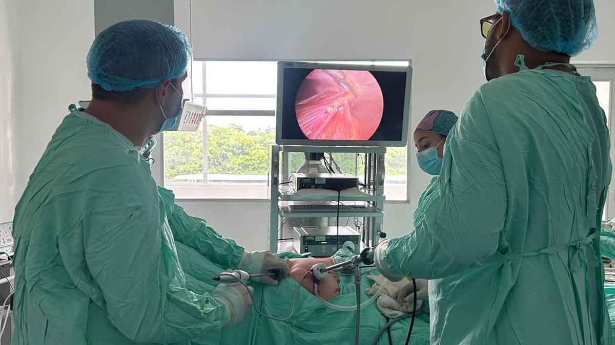 Pacientes de Granada ya no tendrán que viajar para acceder a cirugías urológicas de alta complejidad