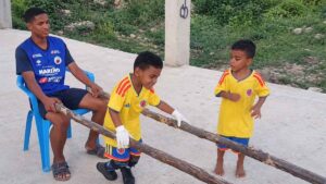 «Tú puedes, hermano»: la historia de Keylor, el niño que junto a su gemelo lucha para poder caminar